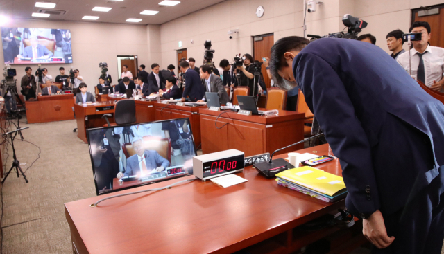 조국 법무부 장관 후보자가 7일 새벽 서울 여의도 국회에서 인사청문회를 마친 뒤 의원들에게 인사하고 있다. 연합뉴스