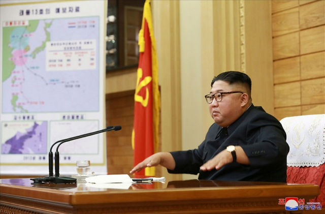 김정은 북한 국무위원장이 6일 노동당 중앙군사위원회 비상확대회의를 긴급 소집하고 태풍 