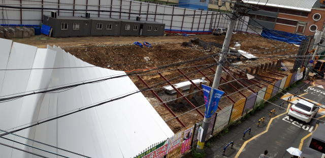 7일 오전 대구시 수성구 한 초등학교 신축 공사장 가림막 일부가 강풍에 무너졌다. 연합뉴스