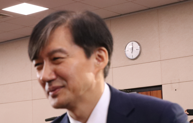 조국 법무부 장관 후보자가 7일 새벽 서울 여의도 국회에서 인사청문회를 마친 뒤 의원들과 인사하고 있다. 연합뉴스