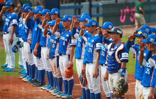 8일 부산 기장군 현대차드림볼파크에서 열린 제29회 세계청소년야구선수권대회(WBSC U-18 야구월드컵) 동메달결정전 한국과 호주의 경기에서 6-5로 승리하며 동메달을 확정한 뒤 선수들이 그라운드에 도열해 관중들을 향해 인사하고 있다. 연합뉴스