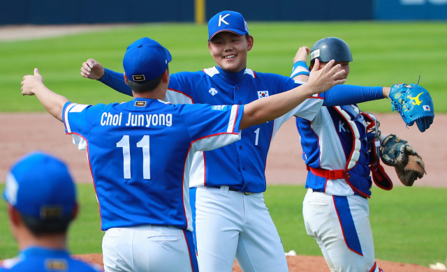 8일 부산 기장군 현대차드림볼파크에서 열린 제29회 세계청소년야구선수권대회(WBSC U-18 야구월드컵) 동메달결정전 한국과 호주의 경기에서 6-5로 승리하며 동메달을 확정한 뒤 한국 마무리 투수 소형준이 최준용과 포옹하고 있다. 연합뉴스
