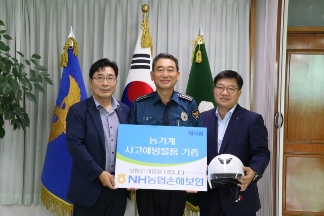 김영환(가운데) 영천경찰서장과 NH농협손해보험 관계자들이 지난 6일 농촌지역 이륜차 교통사고 예방을 위한 안전모 전달식을 갖고 있다. 영천경찰서 제공