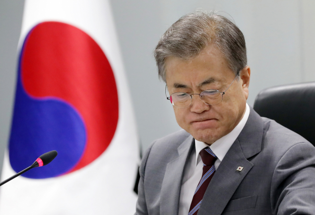 동남아 3개국 순방을 마치고 귀국한 문재인 대통령이 6일 오후 국가위기관리센터를 찾아 태풍 