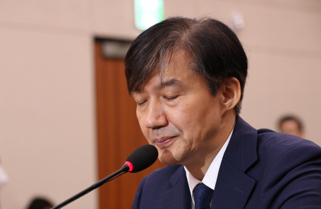 조국 법무부 장관 후보자가 6일 오후 서울 여의도 국회에서 인사청문회 종료를 앞두고 소회를 밝히던 중 눈을 감고 있다. 연합뉴스