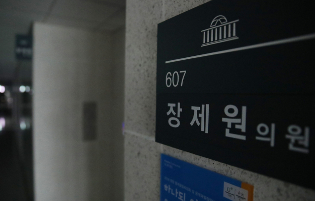 8일 오후 국회 의원회관 자유한국당 장제원 의원실 문이 닫혀 있다. 지난 7일 장 의원의 아들인 래퍼 장용준 씨가 음주운전 사고를 낸 사실이 적발됐다. 음주측정 결과 장씨의 혈중알코올농도는 0.08％ 이상으로 면허취소 수준이었던 것으로 확인됐다. 연합뉴스