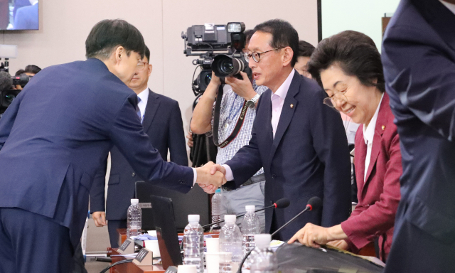 조국 법무부 장관 후보자가 7일 새벽 서울 여의도 국회에서 인사청문회를 마친 뒤 자유한국당 의원들과 인사하고 있다. 연합뉴스