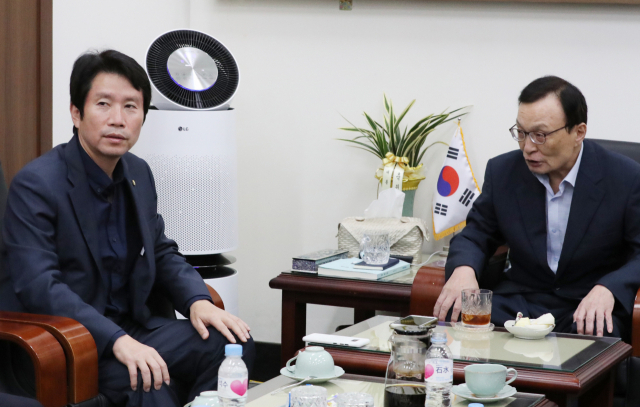 더불어민주당 이해찬 대표와 이인영 원내대표가 8일 오후 국회에서 열린 최고위원회의에서 이야기하고 있다. 연합뉴스