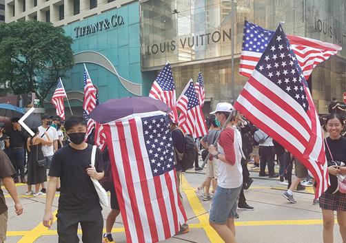 8일 홍콩 도심 센트럴에서 열린 도심 시위에서 시위대가 미국 국기인 성조기를 들고 있다. 연합뉴스
