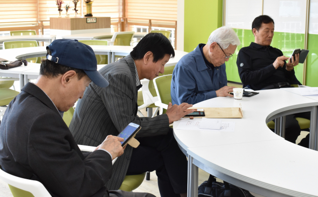 남성독거노인들이 요리교실과 스마트폰 교육 등을 통해 일상생활의 자립과 사회성을 높임으로써 새로운 삶의 의미와 기쁨을 찾고 있다. 생명숲 100세 힐링센터 제공