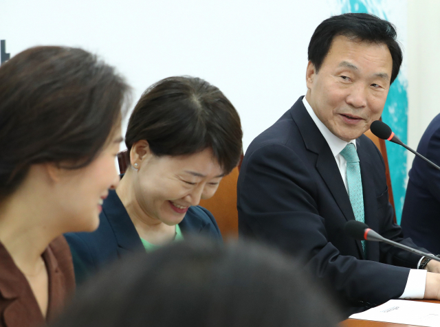 바른미래당 손학규 대표(오른쪽)가 12일 오전 국회에서 열린 최고위원회의에 참석한 김수민 의원과 대화하고 있다. 연합뉴스