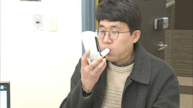 경북 청송보건의료원이 운영하는 금연클리닉 한 참여자가 체내 일산화탄소와 폐활량을 측정하고 있다. 청송군 제공