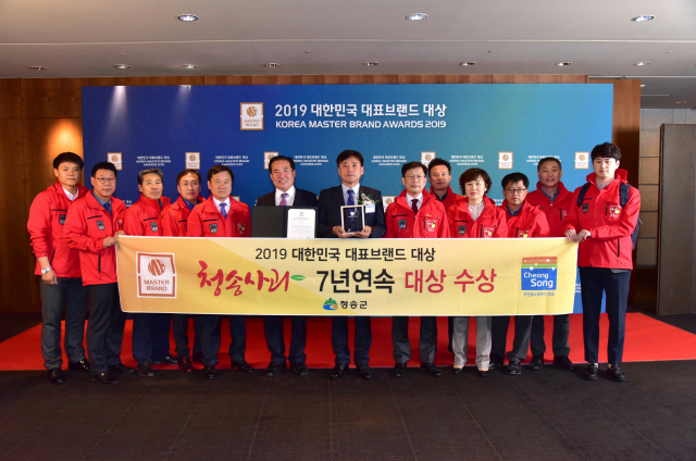 대한민국 대표브랜드 사과부문 7년 연속 대상을 수상한 경북 청송사과. 청송군 제공