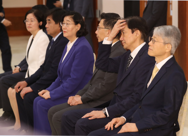 9일 오후 청와대에서 열린 신임 장관 임명장 수여식에 참석자들이 자리해 있다. 오른쪽부터 최기영 과학기술정보통신부, 조국 법무부, 김현수 농림축산식품부, 이정옥 여성가족부 장관, 한상혁 방송통신위원장, 조성욱 공정거래위원장. 연합뉴스