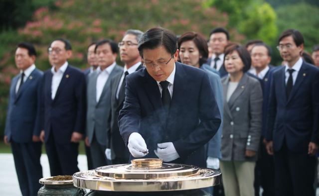 자유한국당 황교안 대표 등 의원들이 9일 오후 동작구 국립서울현충원에서 현충탑에 참배를 하고 있다. 연합뉴스