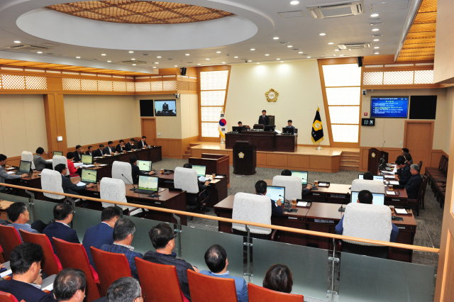 영천시의회가 시의원들의 해외출장에 대한 책임성과 투명성 강화를 위해 심사위원회를 설치.운영키로 하는 등 관련 조례 규칙을 전부 개정했다. 사진은 지난 6일 폐회한 임시회 본회의 모습. 영천시의회 제공