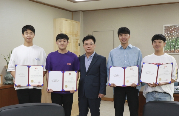 조난위기에 처한 60대 남성을 구한 경일대 학생들에게 정현태 경일대 총장이 장학증서를 수여하고 기념촬영을 하고 있다. 경일대 제공.