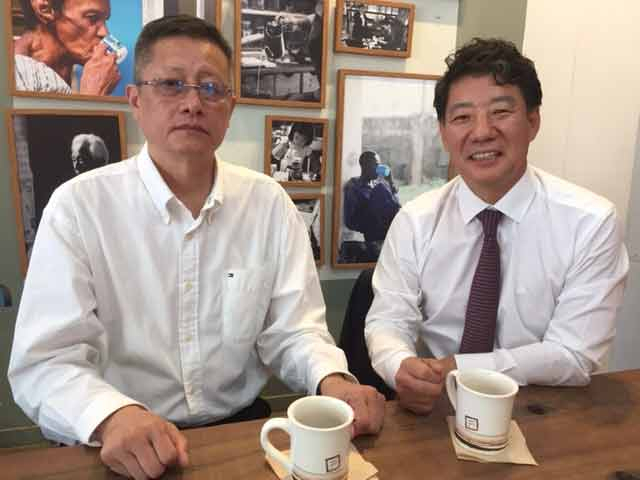 조우 이 중국 장쑤성 우시시 혜산구 미술가협회 회장(왼쪽)이 이점찬 대구미술협회장과 함께 인터뷰에 응하고 있다. 우문기 기자