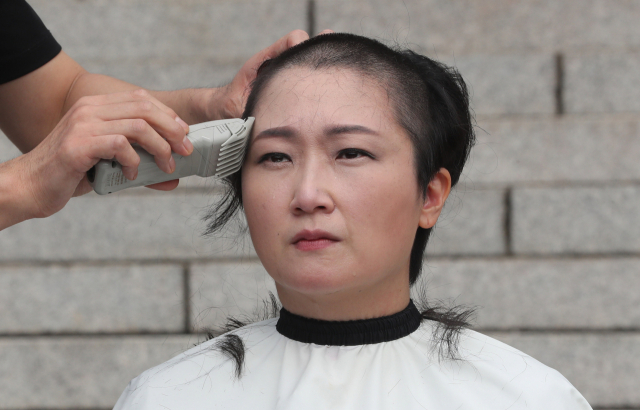 무소속 이언주 의원이 10일 오전 국회 본청 앞 계단에서 조국 법무부 장관 임명 철회와 대국민 사과를 요구하는 기자회견을 마친 뒤 삭발하고 있다. 연합뉴스