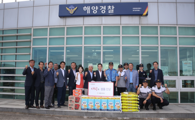 포항시의회 의장과 상임위원장단이 추석맞이 위문을 하고 있다. 포항시의회 제공