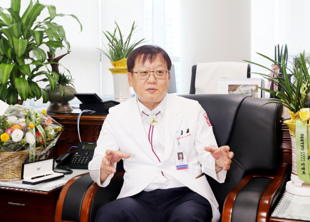 ▶조치흠 계명대 동산병원장은? 계명대 의대 졸업(1987년), 계명대 동산의료원 산부인과 인턴, 레지던트, 1995년부터 계명의대 교수로 재임. 동산병원 암센터장, 로봇수술센터장 역임. 동산의료원 연구처장, 기획정보처장, 개원준비단 부단장 역임. 대한민국의학한림원 정회원. 2015년 아시아 최초 자궁경부암 단일공 로봇수술, 2016년 세계 최초 자궁내막암 단일공 로봇수술을 이용한 대동맥 림프절 절제술 등 성공.