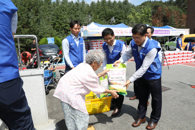 삼성전자 스마트시티 임직원들이 소외계층에게 추석 선물을 전하고 있다. 삼성전자 스마트시티 제공