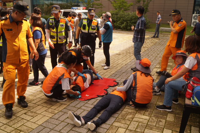 10일 한국도로공사 본사 내에서 농성을 벌이던 톨게이트 요금수납원들이 경찰과의 몸싸움 중 다쳐 바닥에 누워 응급처치를 받고 있다. 전병용 기자