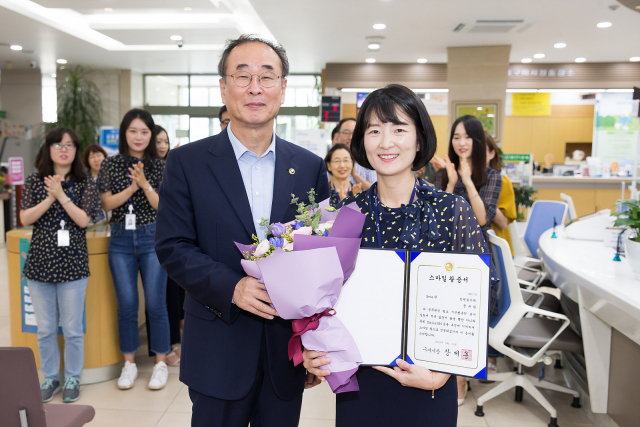 구미시는 3분기 스마일 왕으로 민원봉사과 윤우란(오른쪽) 주무관을 10일 선정했다. 구미시 제공