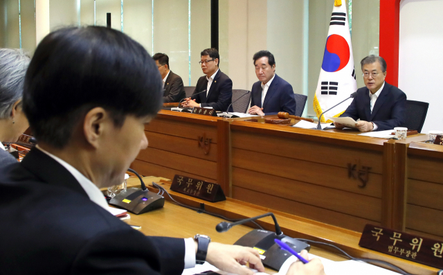 문재인 대통령이 10일 오전 성북구 한국과학기술연구원(KIST)에서 열린 현장 국무회의를 주재하고 있다. 왼쪽은 조국 신임 법무부 장관. 연합뉴스