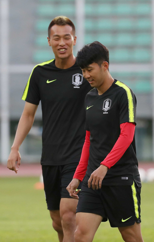 축구 국가대표팀 손흥민과 김신욱이 9일 오후(한국시간) 투르크메니스탄 아시가바트 코페다그 경기장에서 몸을 풀고 있다. 연합뉴스