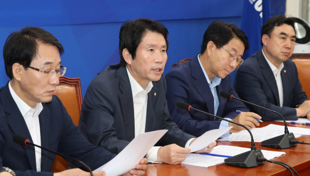 더불어민주당 이인영 원내대표가 10일 오전 국회에서 열린 원내대책회의에서 발언하고 있다. 연합뉴스