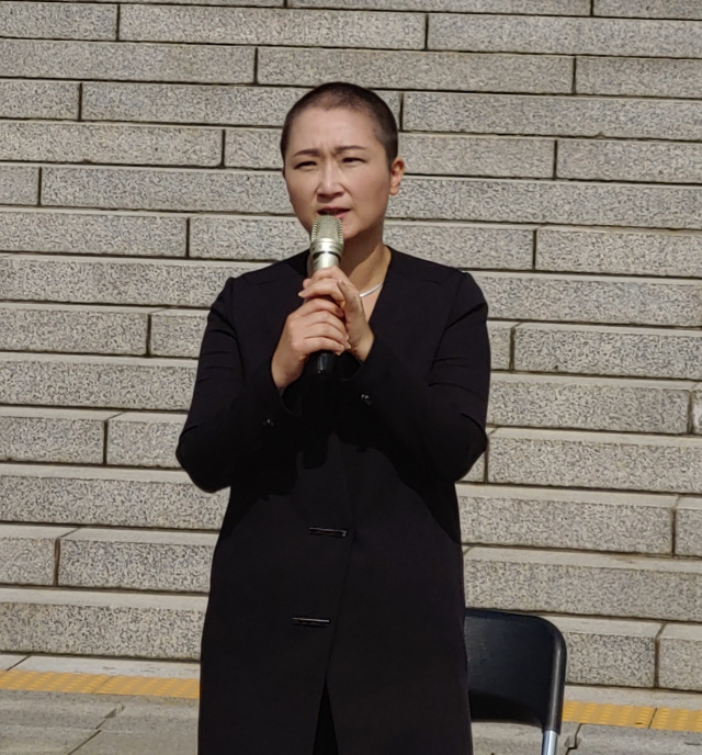 이언주 의원이 10일 오전 국회 본청 앞 계단에서 조국 법무부 장관 임명 철회를 요구하는 삭발식을 마친 후 발언하고 있다. 국회 관계자 제공