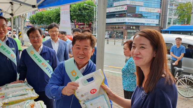 경북농협 도기윤 본부장(왼쪽)이 직거래장터에서 햅쌀을 구입하고 있다. 경북농협 제공