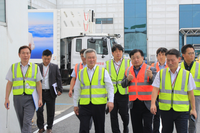손창완 사장(앞줄 왼쪽에서 두번째) 대구공항 계류장 지역을 점검하고 있다. 한국공항공사 제공.
