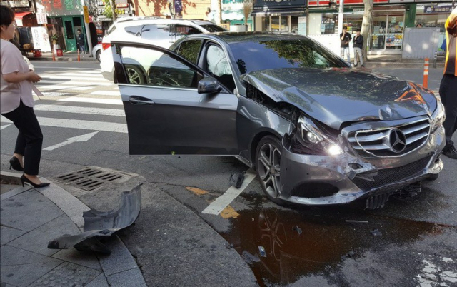 사고로 파손된 외제차량 모습. 중부소방서 제공