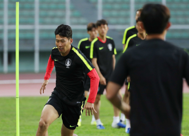 축구 국가대표팀 손흥민이 9일 오후(한국시간) 투르크메니스탄 아시가바트 코페다그 경기장에서 몸을 풀고 있다. 연합뉴스