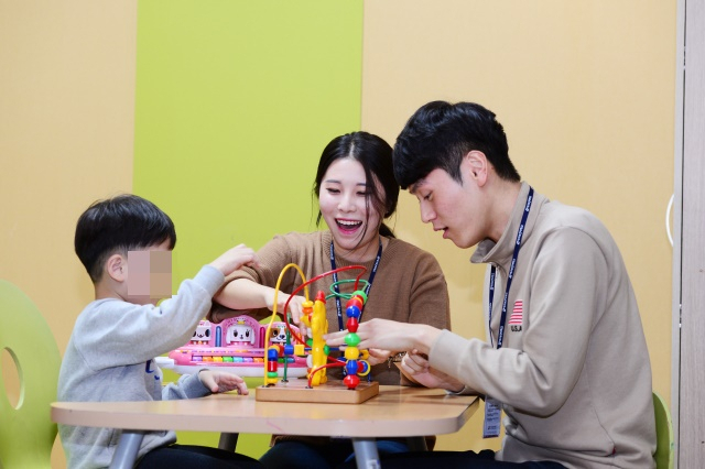 대구보건대학교 본관 6층 언어치료과 전문 실습실에서 재학생과 아동이 언어치료를 진행하고 있다. 대구보건대 제공