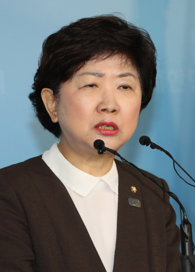 자유한국당 박인숙 의원이 29일 오전 국회 정론관에서 기자회견을 열고 조국 법무부장관 후보자의 딸 조모가 제1저자로 등재된 의료논문의 문제점에 대해 말하고 있다. 연합뉴스