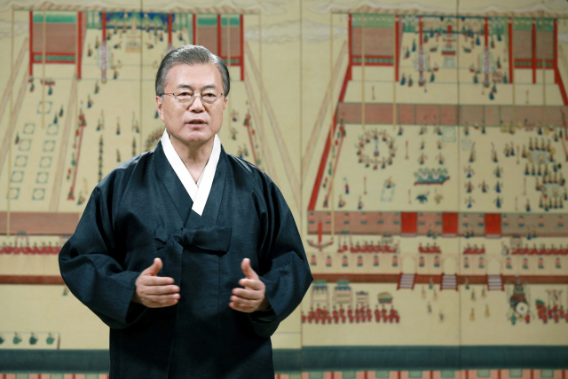 문재인 대통령이 지난 10일 청와대 본관에서 국민과 해외동포에게 추석 명절 인사를 전하고 있다. 문 대통령은 