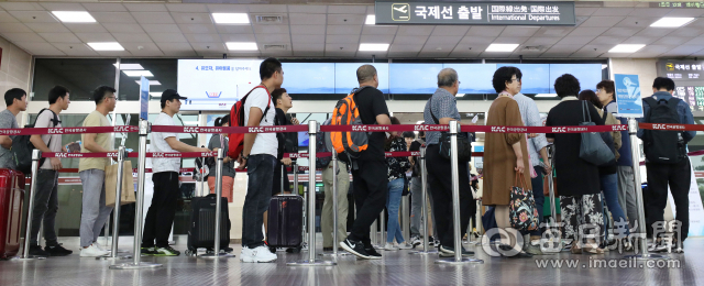 1대구국제공항 국제선 출국장에서 출국을 대기하는 여행객들의 모습. 매일신문DB