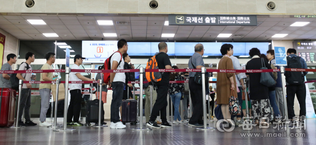 11일 오후 대구국제공항 국제선 출국장이 추석 연휴를 맞아 해외로 여행을 떠나는 시민들로 붐비고 있다. 정운철 기자 woon@imaeil.com