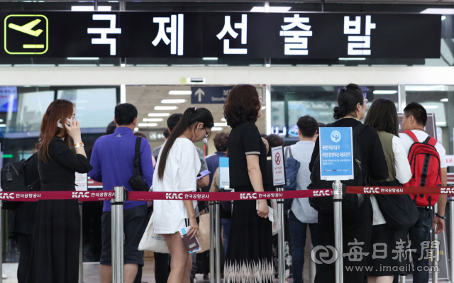 대구국제공항 국제선 출국장이 해외로 여행을 떠나는 시민들로 붐비고 있다. 매일신문DB