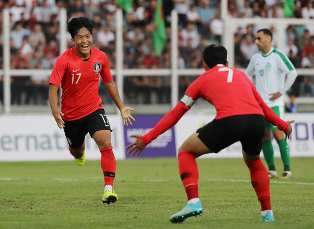 10일(한국시간) 투르크메니스탄 아시가바트 코페트다그 스타디움에서 열린 2022년 카타르 월드컵 아시아지역 2차 예선 H조 1차전 한국과 투르크메니스탄과의 경기. 한국 나상호가 골을 성공시킨 뒤 손흥민에게 안기고 있다. 연합뉴스
