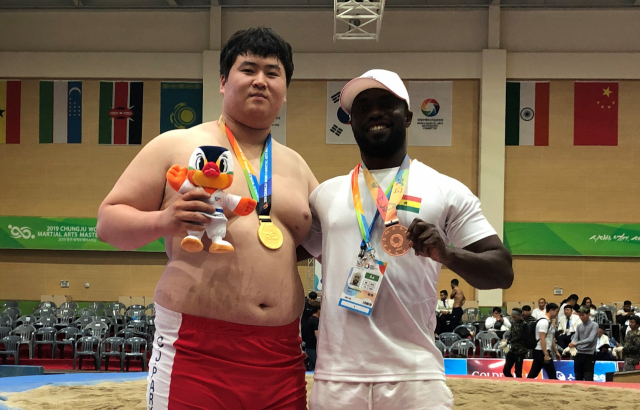 2019 충주세계무예마스터십 씨름 종목에서 금메달을 획득한 영남대 씨름부 박찬주 선수(왼쪽)와 동메달을 획득한 코피 사무엘 선수(오른쪽). 영남대 제공