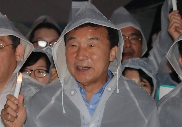 바른미래당 손학규 대표가 12일 저녁 서울 광화문 세종대왕 동상 앞에서 열린 조국 법무부 장관 임명 철회 촉구 촛불집회에서 참석자들과 함께 구호를 외치고 있다. 연합뉴스