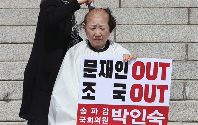 자유한국당 황교안 대표가 11일 오후 서울 광화문광장 앞 세종대로 사거리에서 조국 법무부 장관 임명 철회 1인 시위를 하고 있다. 연합뉴스