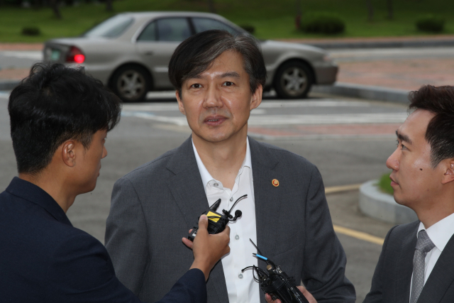 조국 법무부 장관이 12일 오전 서울 위치추적중앙관제센터를 방문하던 중 취재진의 질문을 받고 있다. 연합뉴스
