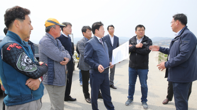 지난 3월 열린 동락·명포지구 재해위험개선지구 선정을 위한 현장실사에서 이병환 성주군수와 농민들이 행정안전부 관계자의 말을 관심있게 듣고 있다. 성주군 제공