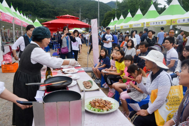 문경 오미자축제에서는 다양한 오미자음식 시식 코너가 마련돼 있다. 문경시 제공