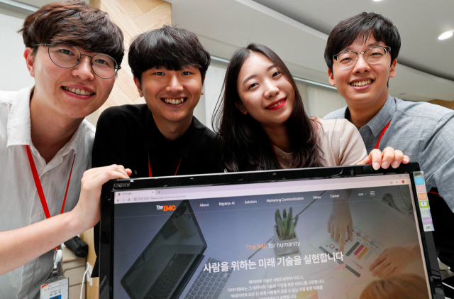 더아이엠씨 직원들이 회사를 소개하며 환하게 웃고 있다. 우태욱 기자 woo@imaeil.com